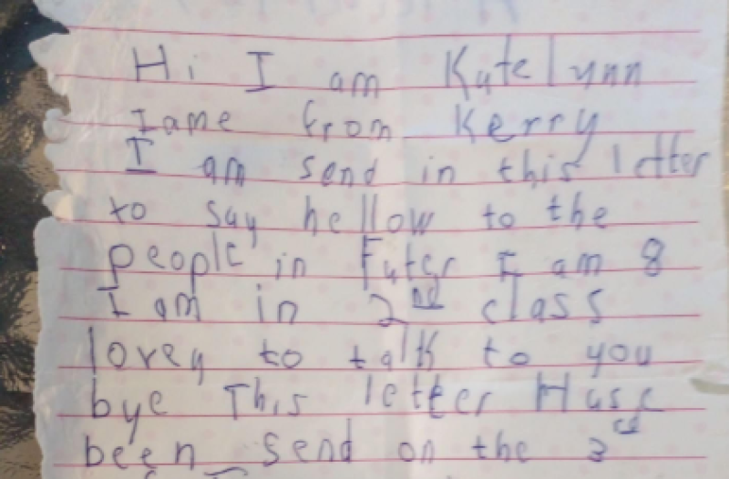 An bhfuil aithne agat ar Katelynn? Níonn an teachtaireacht i mbuidéal ar thrá na hÉireann 10 mbliana níos déanaí
