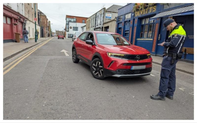 Tugann gluaisteánaí leithscéal gáirsiúil do na Gardaí as tiomáint ar bhealach mícheart isteach sa trácht atá ag teacht chucu