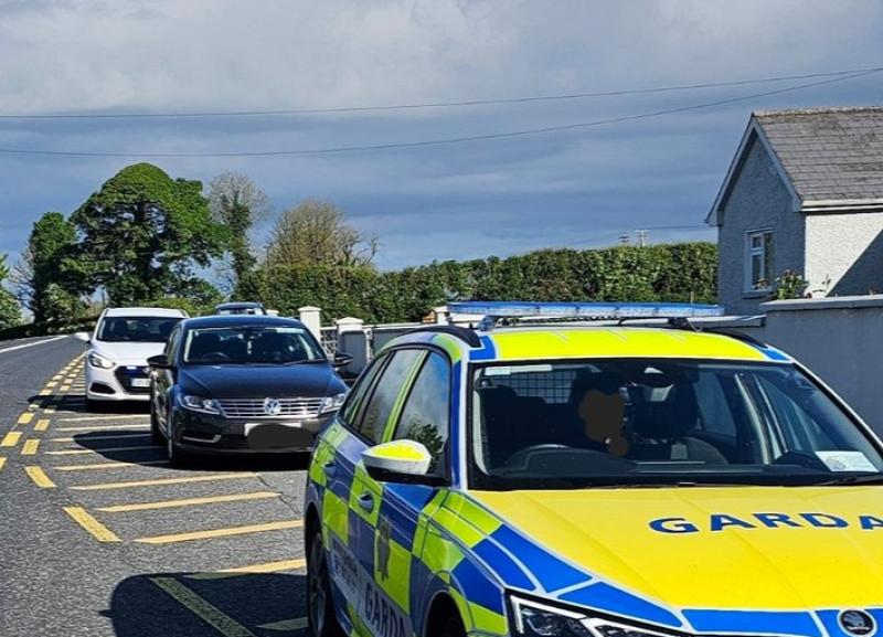 'Coigistiú an carr!' Gabhann Gardaí tiománaí ag baint úsáid as a nguthán agus rinne siad tástáil le haghaidh cóicín freisin