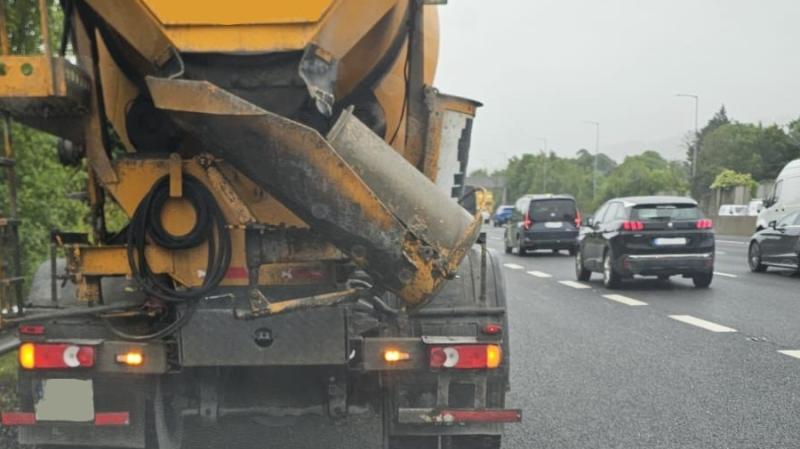 Pointí pionóis agus fíneáil do thiománaí trucail stroighne a gabhadh ag úsáid fón póca ar an M50!
