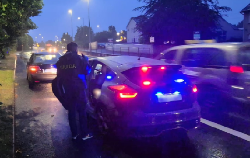 Tiománaí foghlaimeora neamhfhreagrach gafa ag tiomáint le cócaon sa charr