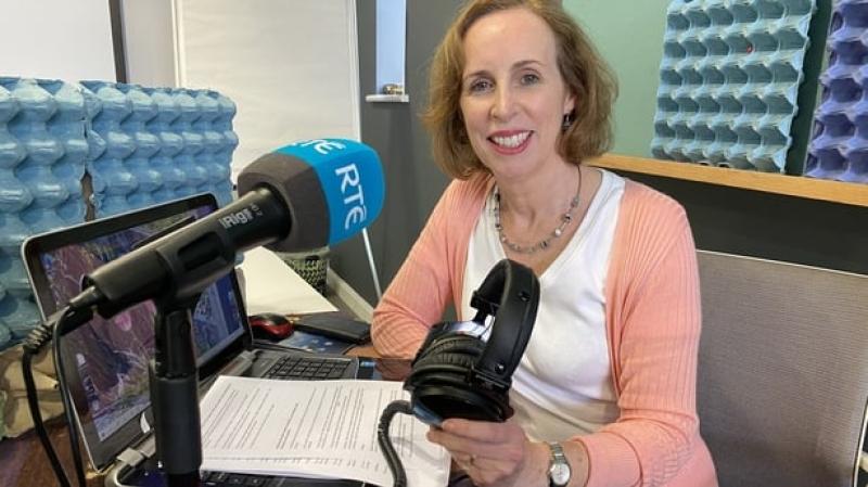 Carole Coleman ó RTÉ ag malartú an tseomra nuachta le haghaidh cosán nua
