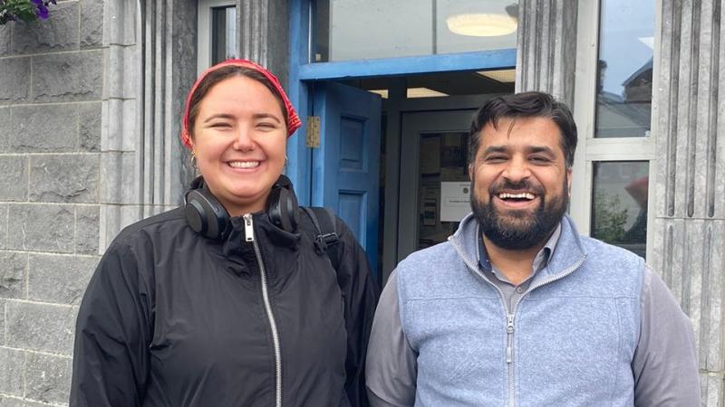 Domhan beag! Sparán caillte ar thrá na hÉireann ar ais i 'nóiméad fíor-sherendipity'