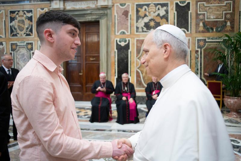 Buaileann múinteoir Éireannach leis an bPápa Leo XIV le linn éisteachta príobháidí sa Vatacáin