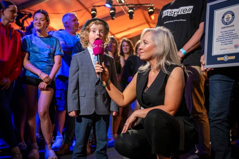 Bhuaigh amhránaí traidisiúnta óg croíthe na tíre tar éis taibhiú beo teilifíse ag an Fleadh