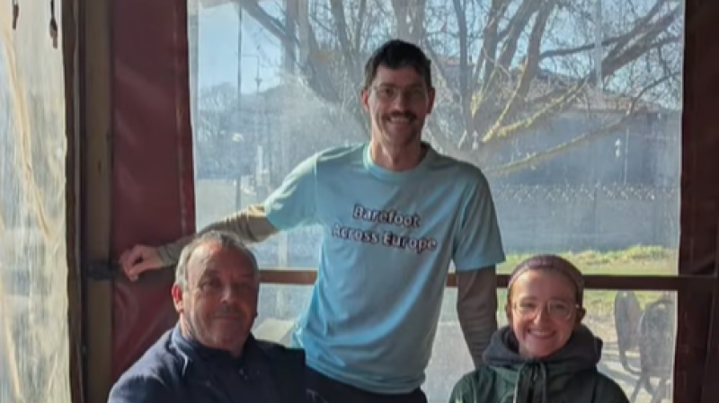 'Tasc ollmhór' - Briseann Éireannach taifead domhanda don siúlóid cosnochta is faide