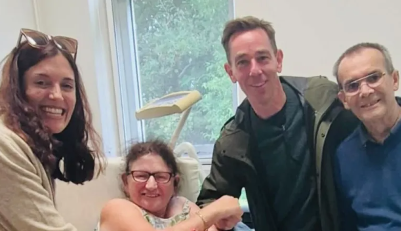 Glacann Ryan Tubridy sos as ‘mbolgán rannpháirtíochta’ le haghaidh cuairt chroíúil ar theach altranais