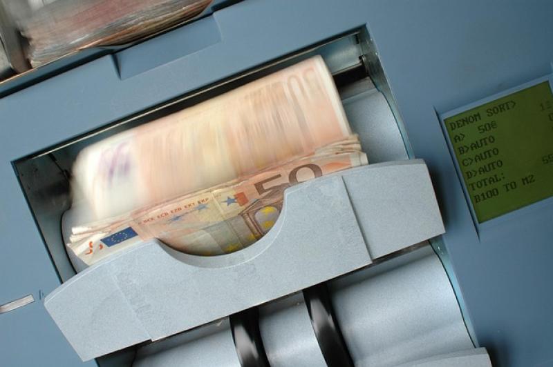 MÍNIÚ: Cad is brí le money muling agus cén fáth a bhféadfadh 14 bliana príosúin a bheith i gceist le páirt a ghlacadh ann?