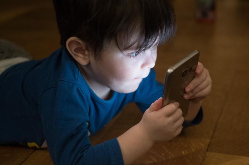 'Gan amhras' go bhfuil nasc idir úsáid scáileáin agus ADHD i measc leanaí