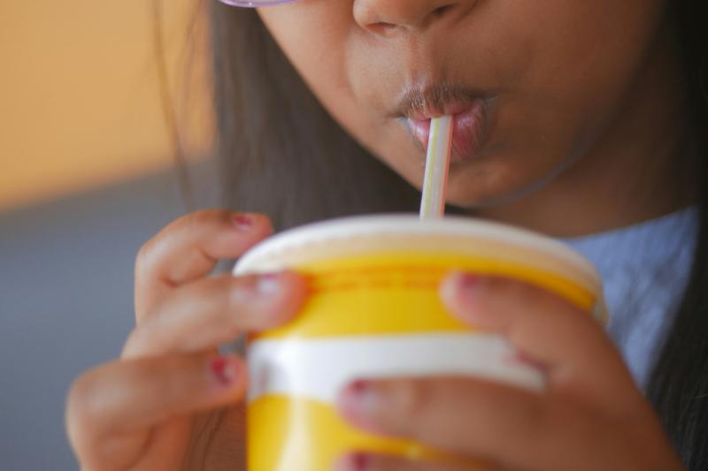 Deoch choitianta á meabhrú i measc riosca tromchúiseach tinnis i measc leanaí