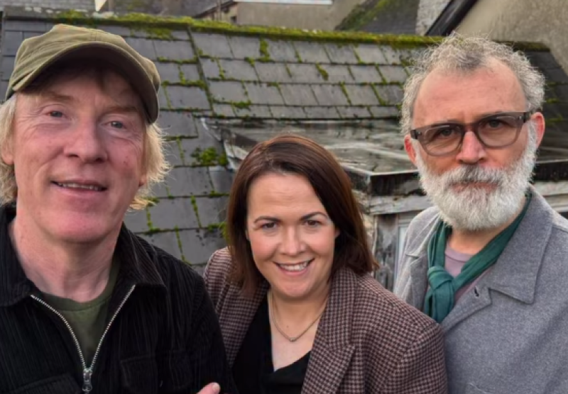 Eipeasóid bheo de phodchraoladh Tommy Tiernan curtha ar ceal mar gheall ar bhrón tobann