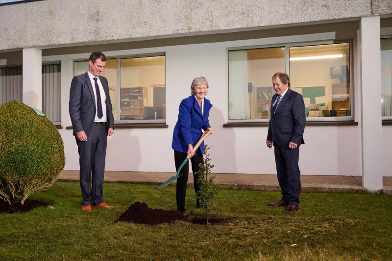 Uachtar&aacute;n na h&Eacute;ireann Catherine Connolly ar cuairt go RT&Eacute; Raidi&oacute; na Gaeltachta i gCasla, Conamara agus crann nua curtha aici