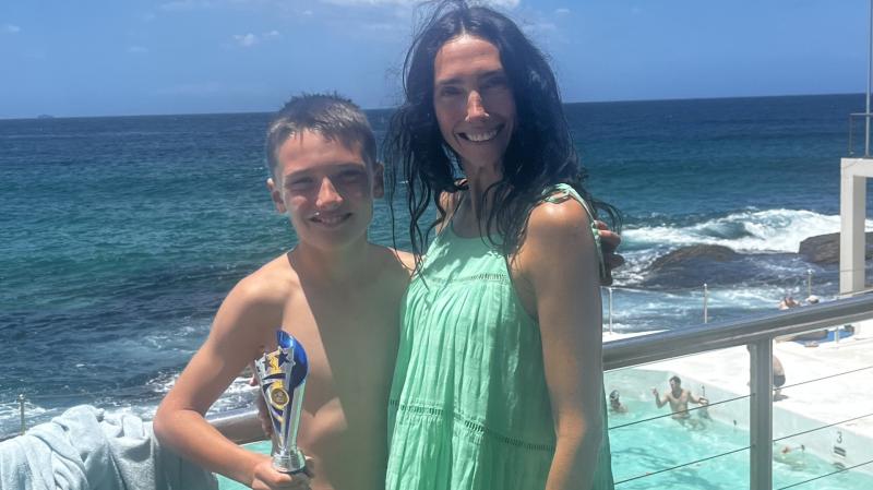 Bean &Eacute;ireannach a bh&iacute; ar Thr&aacute; Bondi lena mac n&oacute;im&eacute;id roimh an l&aacute;mhach 'f&oacute;s ag crith'