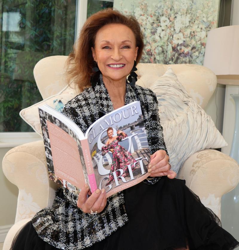 Deilbh&iacute;n st&iacute;le &Eacute;ireannach a nochtann gur beagnach gur gabhadh &iacute; ag p&oacute;il&iacute;n&iacute; na R&iacute;ochta Aontaithe le bagairt buama amhrasta &oacute;n IRA