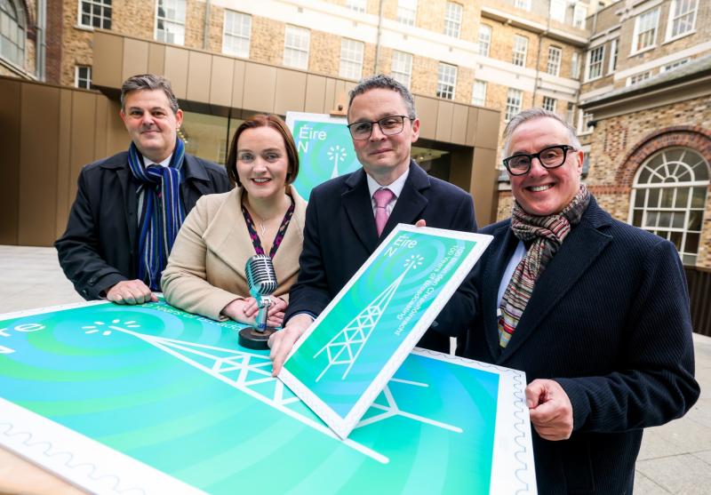 Stampa speisialta ag ceili&uacute;radh 100 Bliain de Chraolt&oacute;ireacht in &Eacute;irinn