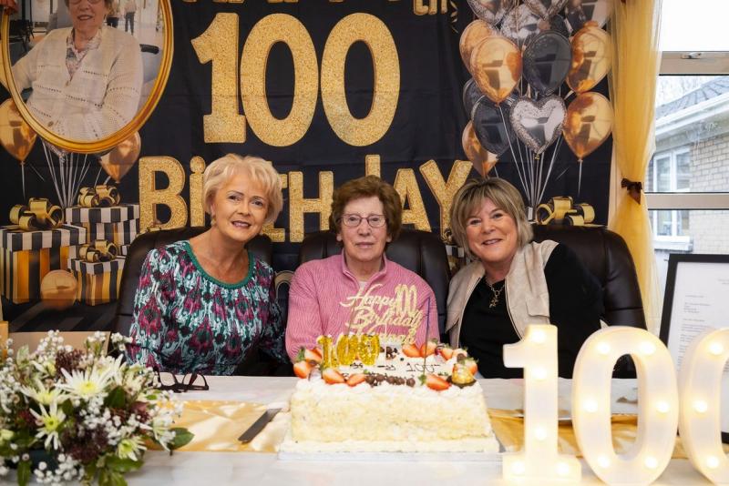 Ceili&uacute;radh agus Teach Dh&uacute;n Mainistir, &aacute;itritheoir coitianta, ag baint amach breithl&aacute; cloch mh&iacute;le amach