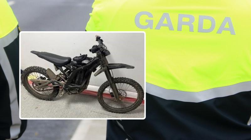 Garda san ospid&eacute;al tar &eacute;is d&oacute; a bheith buailte ag gluaisrothar a bh&iacute; ag taisteal ar luas lasrach ar chos&aacute;n