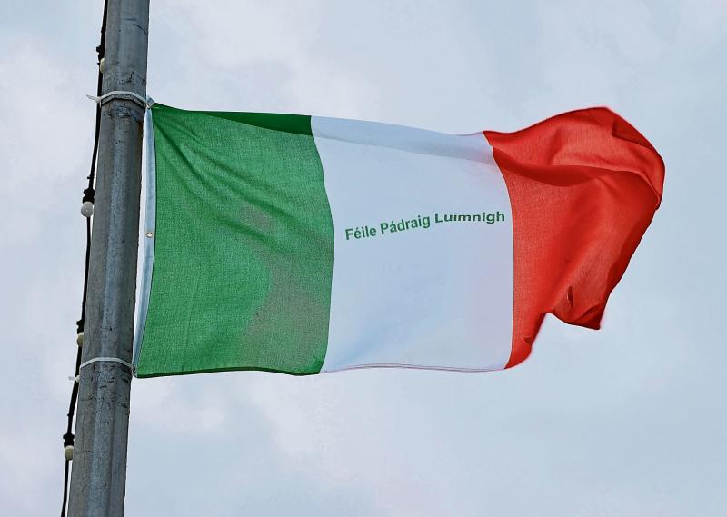 Bratacha tr&iacute;dhathacha bainte de dhroichead m&oacute;r i gcathair na h&Eacute;ireann i ndiaidh 'earr&aacute;id riarach&aacute;in'