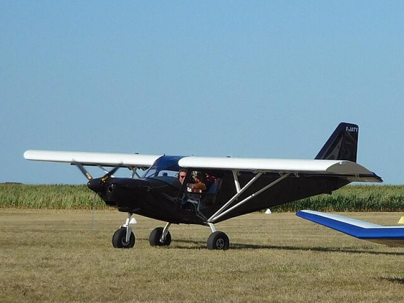 Fear ag ullmh&uacute; le dul ar eitilt tar &eacute;is d&oacute; eitle&aacute;n dh&aacute; shu&iacute;och&aacute;n a th&oacute;g&aacute;il ina ghaird&iacute;n c&uacute;il