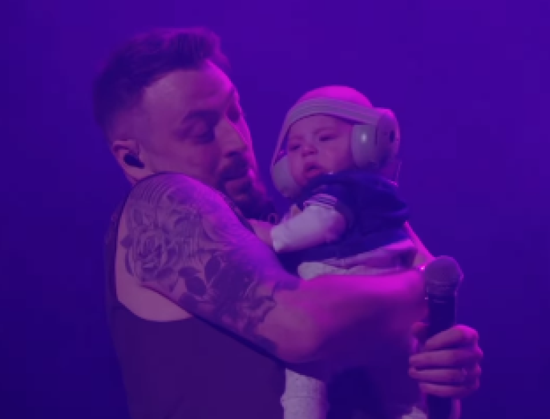 Tagann lucht lean&uacute;na le ch&eacute;ile agus r&eacute;alta The 2 Johnnies ag roinnt nuashonraithe faoi shl&aacute;inte a mhic