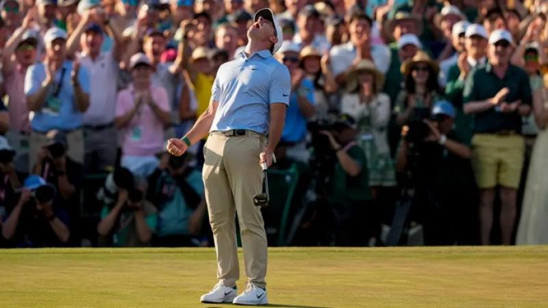 Crutha&iacute;onn Rory McIlroy stair le dh&aacute; bhua as a ch&eacute;ile sna Masters