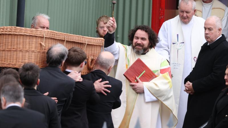 Moya Brennan: 'Fuair ​​a ceol baile i ngach cro&iacute;', cloistear ag Aifreann na sochraide