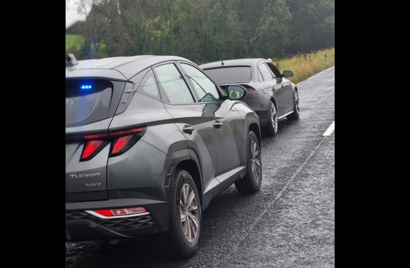 Gabhadh tiománaí mar gheall ar luas agus é ar channabas