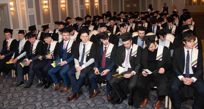 Baineann fiche a ceathair printíseach Dhún na nGall céim amach