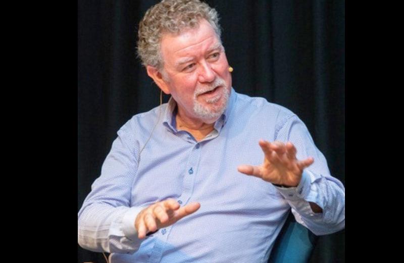 Seolfar An Tiarna George Hill agus Pobal Ghaoth Dobhair in óstán An Chúirt