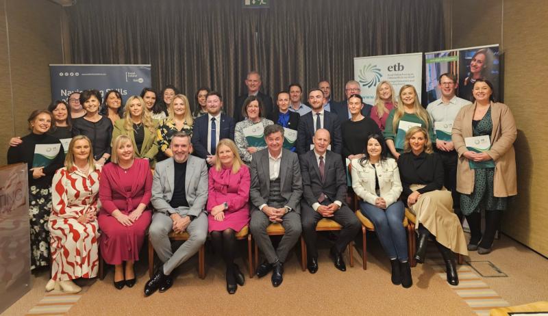 Faigheann Fostaithe ó Mhiondíoltóirí Ceannais Náisiúnta Céim ó Chúrsa ETB Dhún na nGall