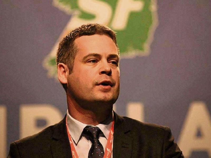 Déanann an Teachta Dála Pearse Doherty cáineadh láidir ar an Rialtas