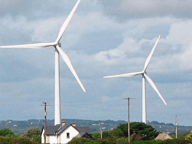 Agóidí i gcoinne feirmeacha gaoithe agus gréine a bheith níos deacra faoin bPlean Aeráide nua