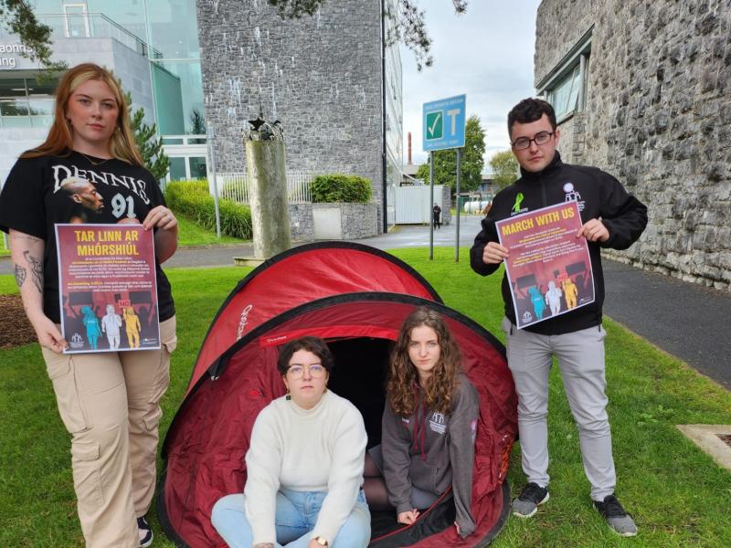 Aontas Mac Léinn Ollscoil na Gaillimhe ag tarraingt aird ar chúrsaí tithíochta