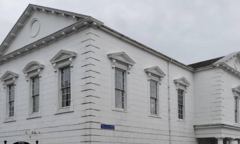 Iarrtar ar an phobal a bheith páirteach i bhforbairt seanteach cúirte Leitir Ceanainn