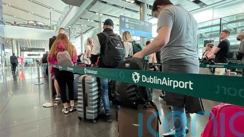 An raibh a fhios agat faoin mbealach áisiúil seo chun eitilt trí shlándáil aerfoirt i mBaile Átha Cliath?