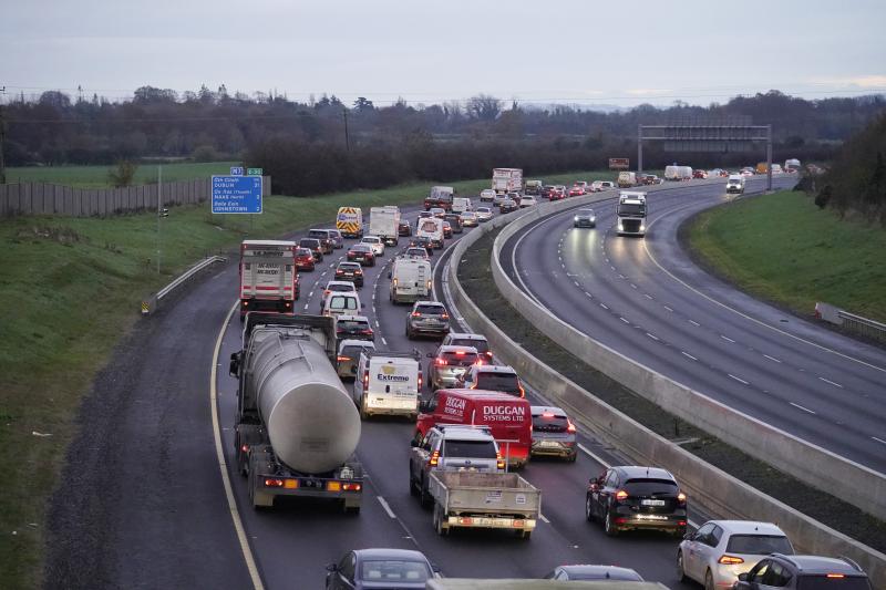Ardóidh rátaí dola ar mhótarbhealaí agus ar Thollán Chalafort Bhaile Átha Cliath in 2025