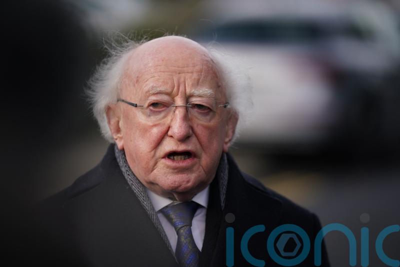Ómós léirithe ag Uachtarán don iar-aire Niamh Breathnach