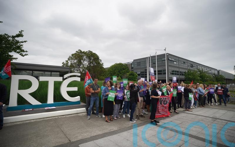 Iarrann foireann RTÉ ar athchóiriú le linn agóide