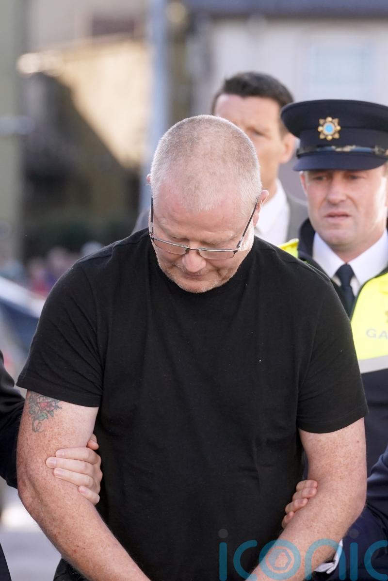 Richard Satchwell cúisithe le dúnmharú a bhean chéile Tina
