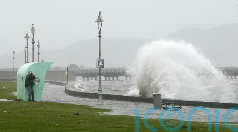 Stoirm Babet: Báisteach trom agus gaoth láidir le bualadh ar oileán na hÉireann