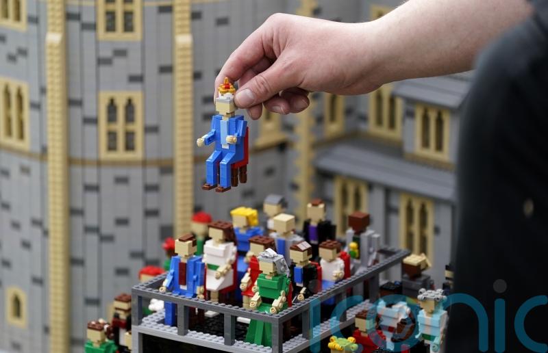 Imscrúdaíonn Gardaí ‘coir uafásach’ tar éis cúig thonna de Lego bronnta a ghoid