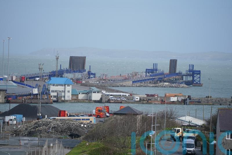 Eisíonn calafort Holyhead uasdátú dearfach d’Éirinn agus athoscailt Eanáir ‘go fóill insroichte’