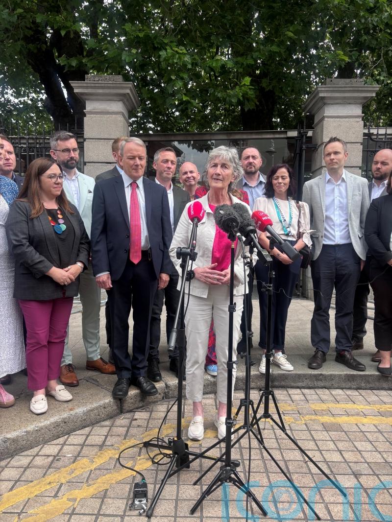 Seolann Catherine Connolly a hiarracht uachtaránachta go foirmiúil