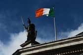 Trídhathach na hÉireann ar foluain os cionn an Ard-Oifig an Phoist i mBaile Átha Cliath