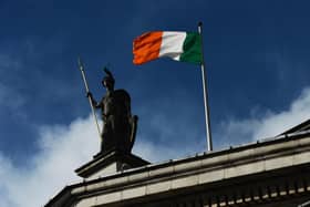 Trídhathach na hÉireann ar foluain os cionn an Ard-Oifig an Phoist i mBaile Átha Cliath
