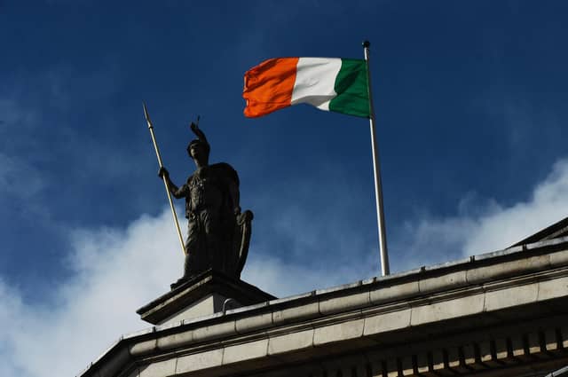 Trídhathach na hÉireann ar foluain os cionn an Ard-Oifig an Phoist i mBaile Átha Cliath